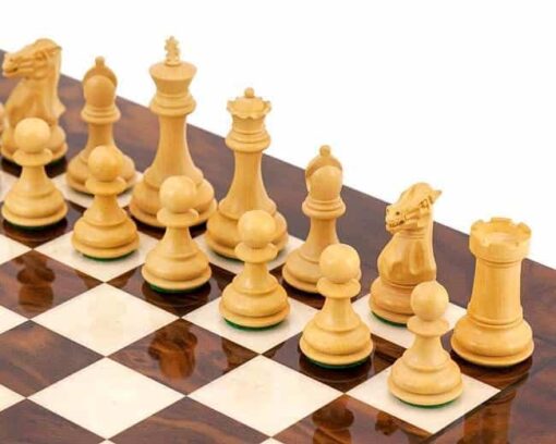 Ensemble "Highclere" Echiquier en Bois de Bruyère et d'Orme, Jeu d'Echecs en Bois d'Ebene et Buis & Coffret de Rangement en Bois de Rose Doré