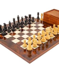 Ensemble "Highclere" Echiquier en Bois de Bruyère et d'Orme, Jeu d'Echecs en Bois d'Ebene et Buis & Coffret de Rangement en Bois de Rose Doré