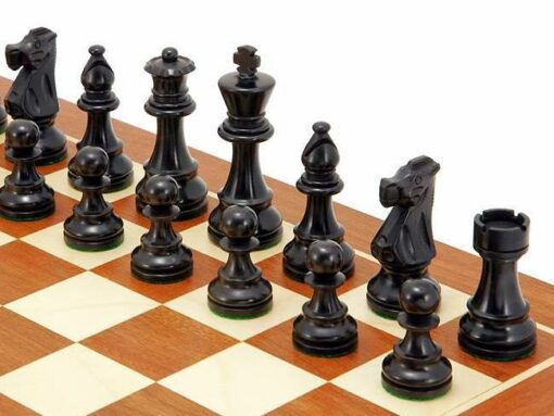Ensemble "French Knight Black" Echiquier en Bois d'Acajou et d'Erable, Jeu d'Echecs en Bois de Buis & Coffret de Rangement en Bois de Bouleau