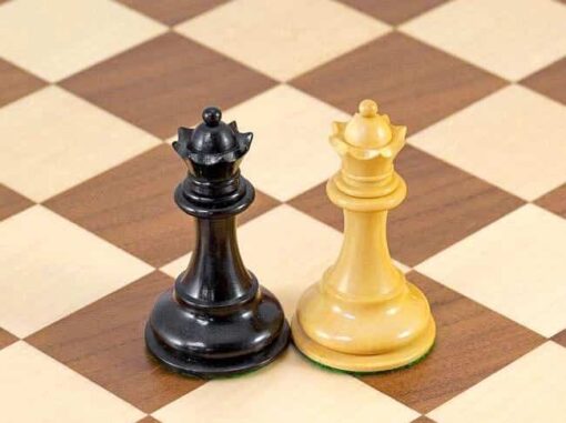 Ensemble "Highgrove" Echiquier en Bois d'Erable et de Noyer, Jeu d'Echecs en Buis de Buis Ebonisé & Coffret de Rangement en Placage de Racine