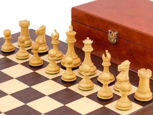 Ensemble "Windsor" Echiquier en Racine de Palissandre et Placage d'Erable, Jeu d'Echecs en Bois d'Ebène et Buis et Coffret en Placage de Racine