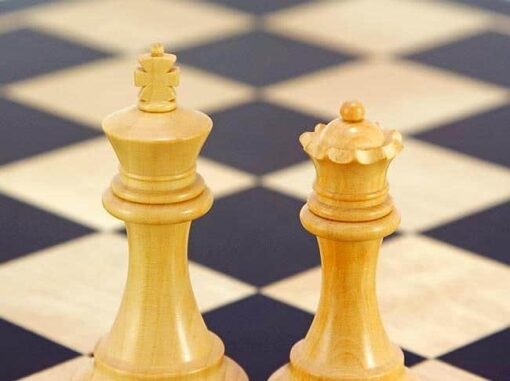 Ensemble "Windsor" Echiquier en Racine de Palissandre et Placage d'Erable, Jeu d'Echecs en Bois d'Ebène et Buis et Coffret en Placage de Racine